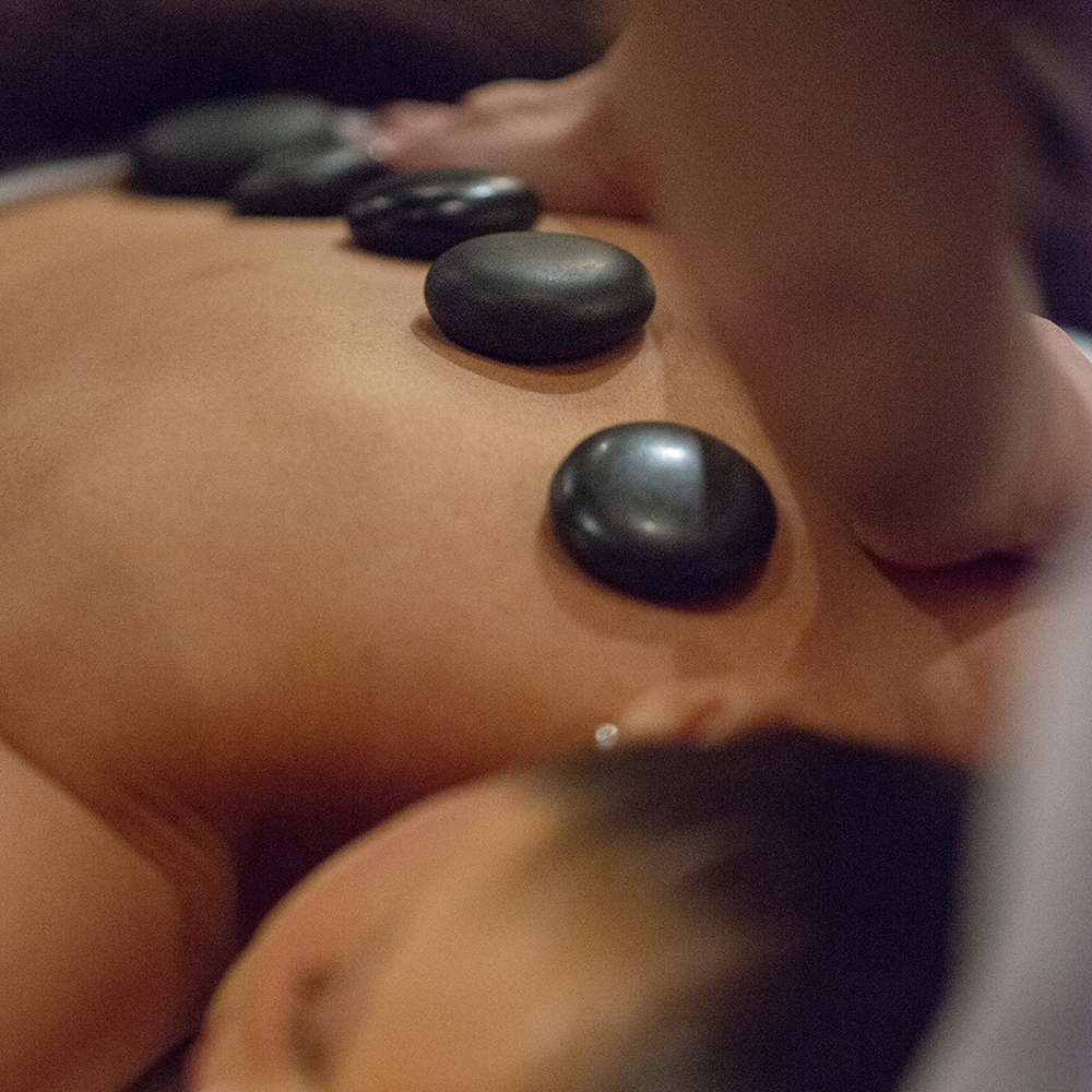 Hot stone massage. Erbjudande 995 kr (ord. 1595 kr)